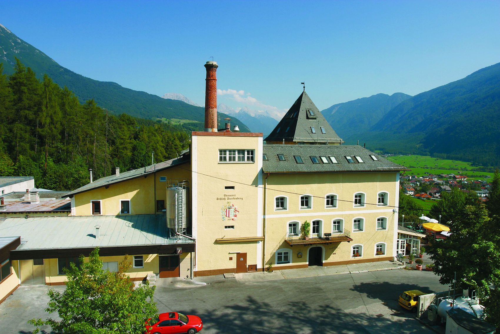 Brauereischloss vor Bergpanorama