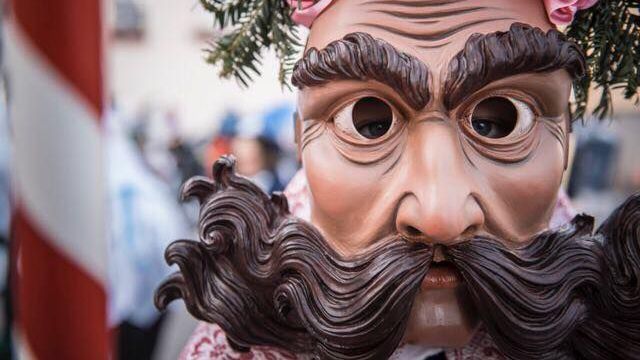 Augen schauen durch Fasnachtsmaske