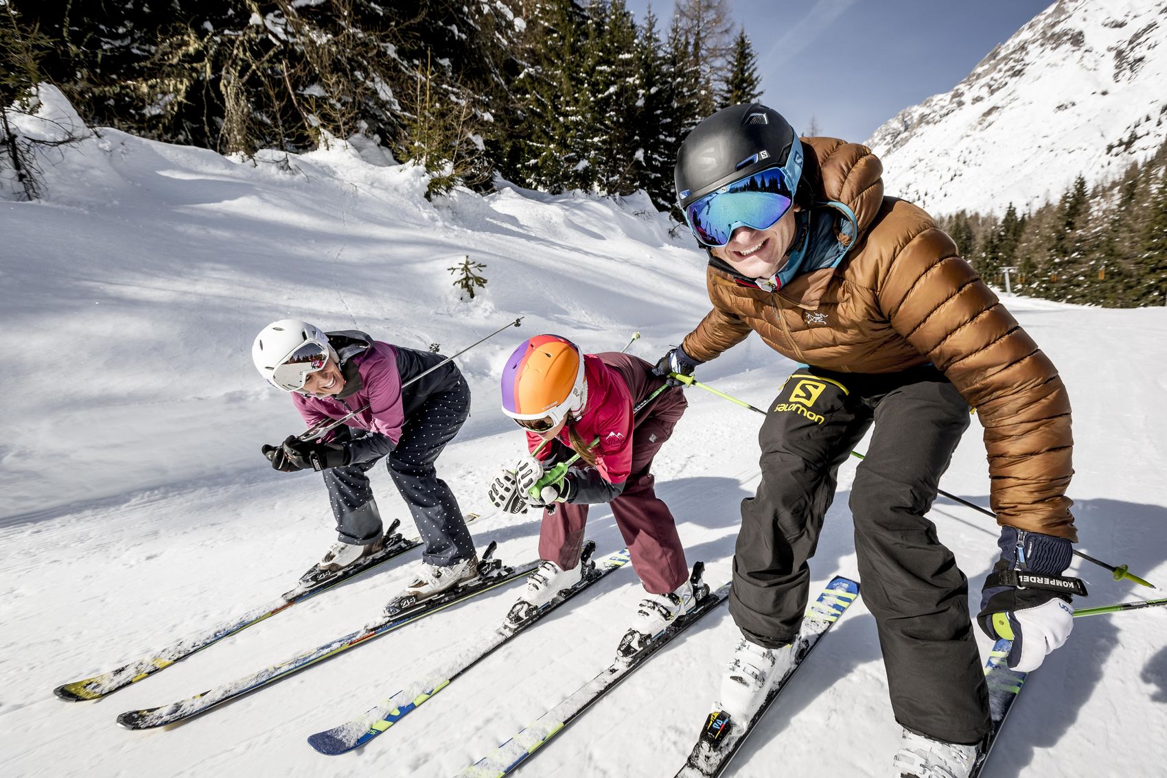 Eltern bringen Kind Skilaufen bei