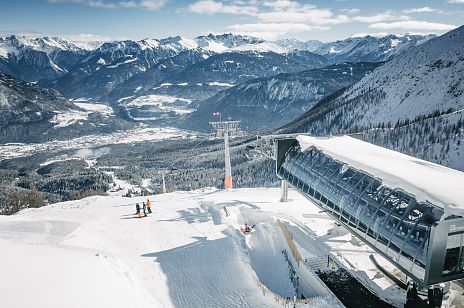 Skifahren in Hoch-Imst mit Bergpanorama
