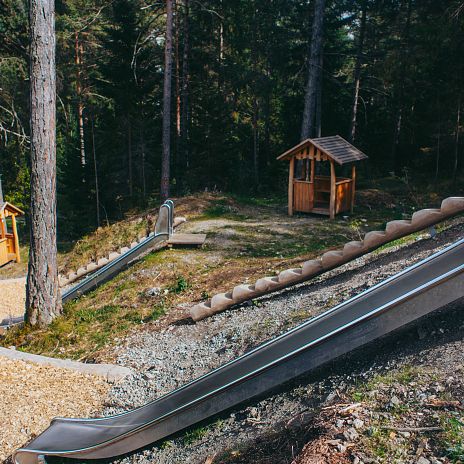 Rutsche auf dem Spielplatz beim Flitz Family Trail Wald