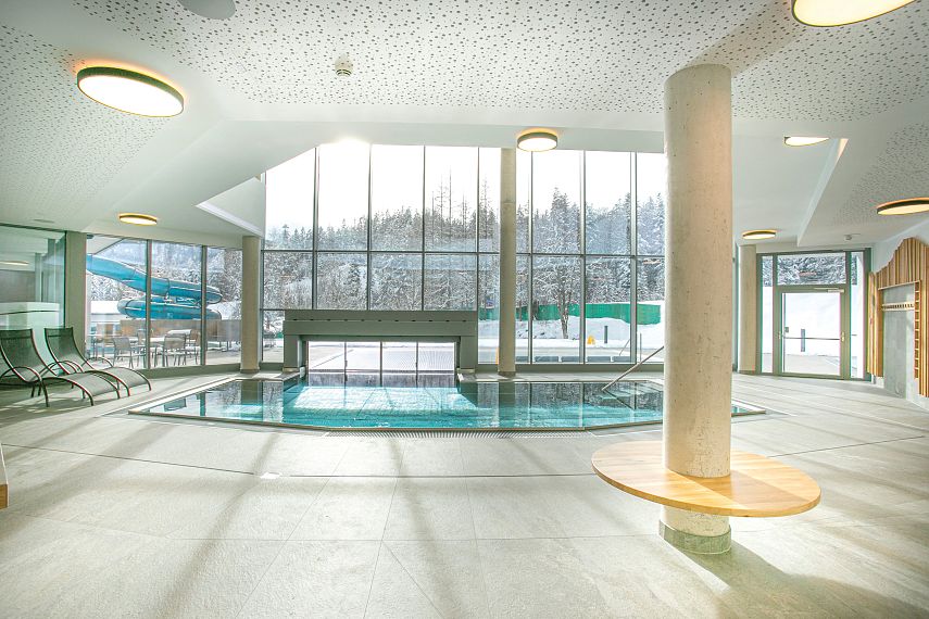 Alpenbad Leutasch®ValerieBichler_pool_frontal_cmyk