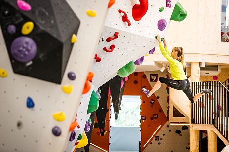 bouldering indoor stone block hall imst tirol (3)