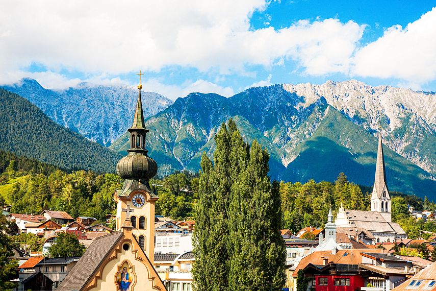 Kirchen, Stadel und Berglhäuser in Imst Tiroler Oberland