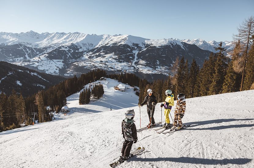 ©-TVB-Tiroler-Oberland-Kaunertal-Roman-Huber-Skifahren-Fendels-Familie-2023-23A2140