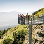 Spektakulärer Blick von einer Plattform über die Berge