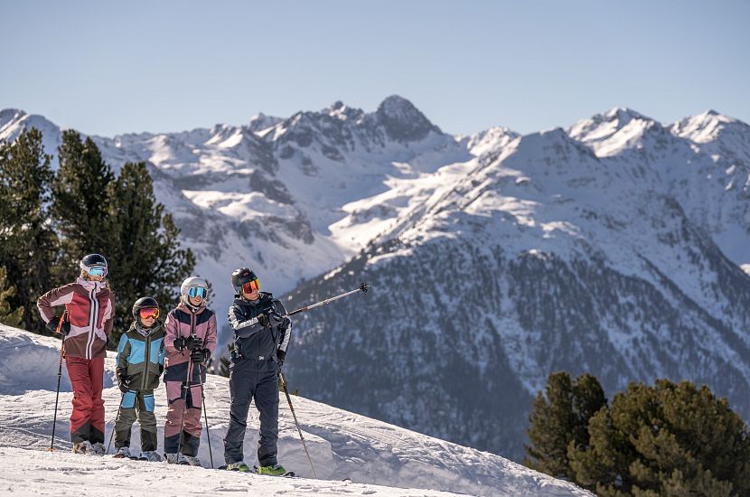 ©Ötztal Tourismus, hochoetz_skifahren_familie_02_23 (large)