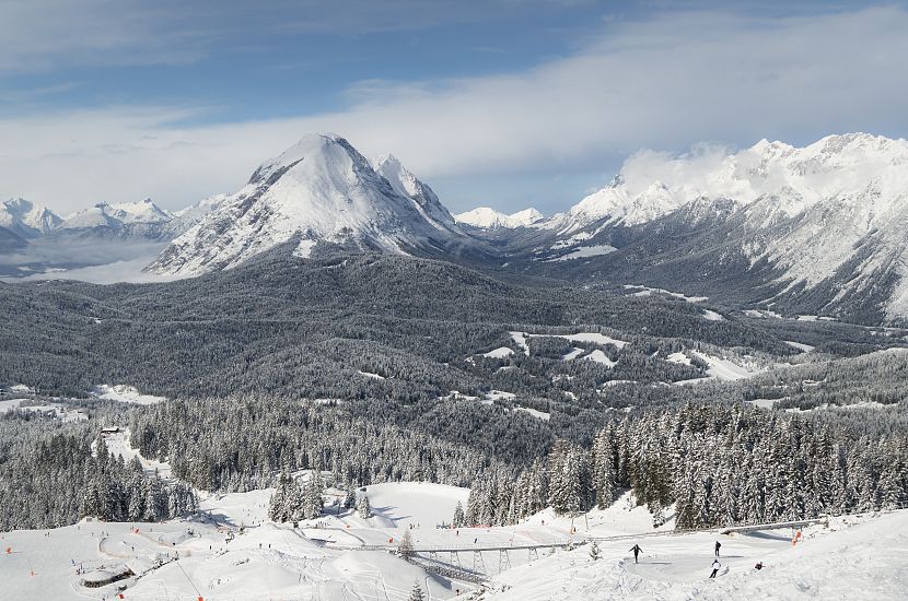 Seefeld-Rosshütte region with lots of snow - cog railway with a view of Hohe Munde