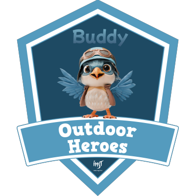 Ein niedlicher, cartoonartiger Vogel trägt eine Fliegerbrille und eine kleine Weste mit Flügeln. Darunter steht in blauer Schrift "Outdoor Heroes" auf hellem Hintergrund.