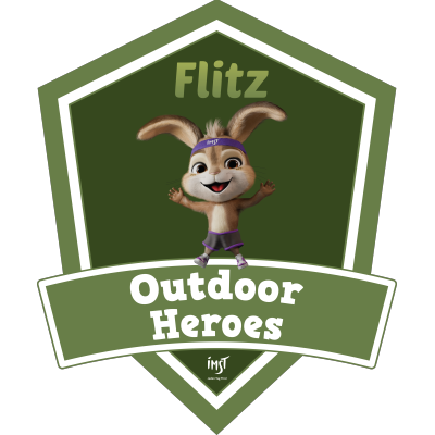 Ein fröhlicher, cartoonhafter Hase steht mit weit ausgestreckten Armen in sportlicher Kleidung. Darunter steht der Schriftzug "Outdoor Heroes" auf grünem Hintergrund.