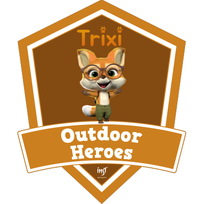 Ein freundlicher, cartoonartiger Fuchs mit einer Brille und einem breiten Lächeln steht fröhlich da. Darunter steht der Text "Outdoor Heroes" auf einem braunen Hintergrund.