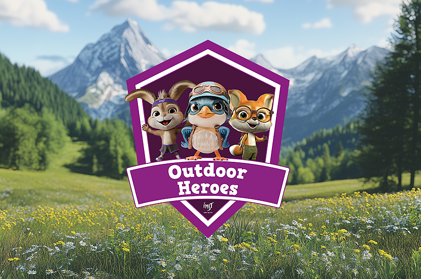 Das Bild zeigt eine malerische Berglandschaft mit grünen Wiesen und blühenden Blumen im Vordergrund. In der Mitte befindet sich ein Wappen mit den Charakteren von „Outdoor Heroes“.